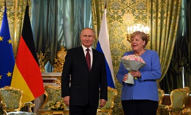 باقة من الورود هدية بوتين لميركل (رويترز)