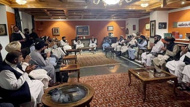 جانب من المحادثات بين كرزاي وزعماء أفغان مع عناصر من طالبان (رويترز)