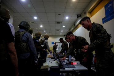 مشاة البحرية الأميركية يعملون لإجلاء أفراد وزارة الخارجية في مطار حامد كرزاي الدولي بكابل (أرشيفية من رويترز)
