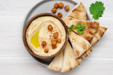 طبق من الحمص (آيستوك)