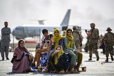 أفغانيات في محيط مطار كابل - فرانس برس