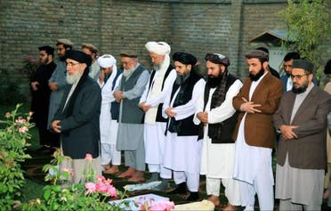 طالبان وفد کے ارکان حکمت یار کی امامت میں نماز ادا کررہے ہیں۔
