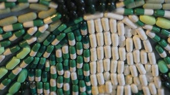 بعد وفاة والدتها بالسرطان.. فنانة مصرية تستخدم أقراص دوائها في تصميم لوحاتها 
