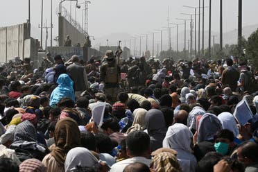 أفغان ينتظرون قرب الجزء العسكري من مطار كابل على أمل إجلائهم