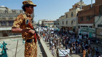 ضابط معتقل بسجون الحوثي يحاول الانتحار بسبب التعذيب