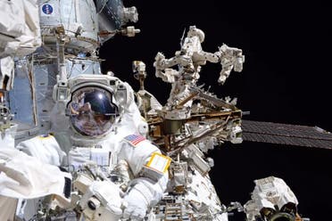 فاندي هاي في مهمة خارج محطة الفضاء الدولية في 2017