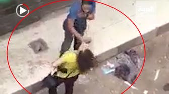 مصر میں بہادر خاتون نے ہراساں کرنے والے شخص کو سبق سکھا دیا