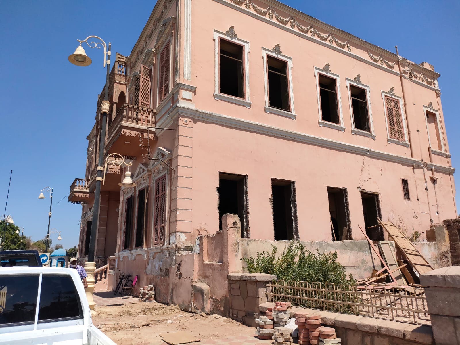 من أعمال إزالة قصر أندراوس