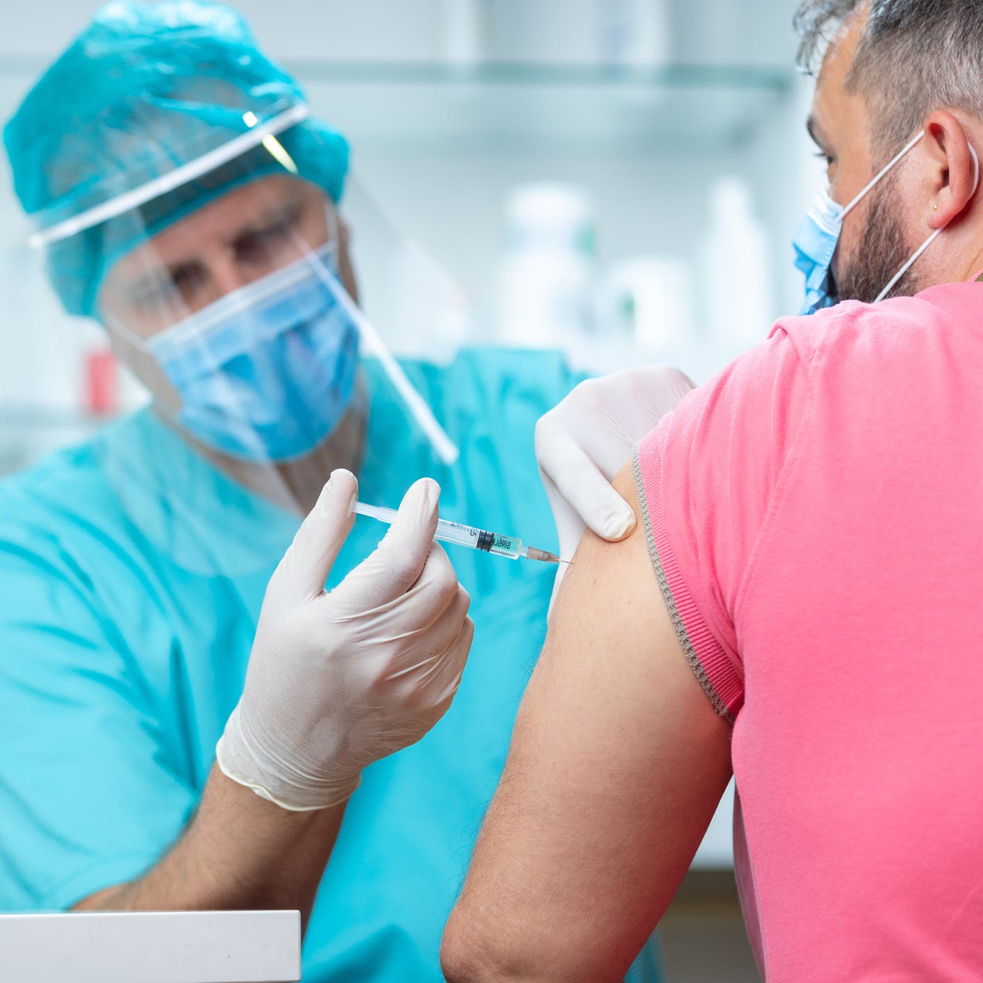 شركة أميركية تلجأ لحيلة عبقرية لإجبار الموظفين على التطعيم