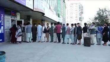 Afghans line up to withdraw money as banks remain shut. (Screengrab)