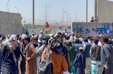 حشد من الأفغان في محيط مطار كابل الخميس