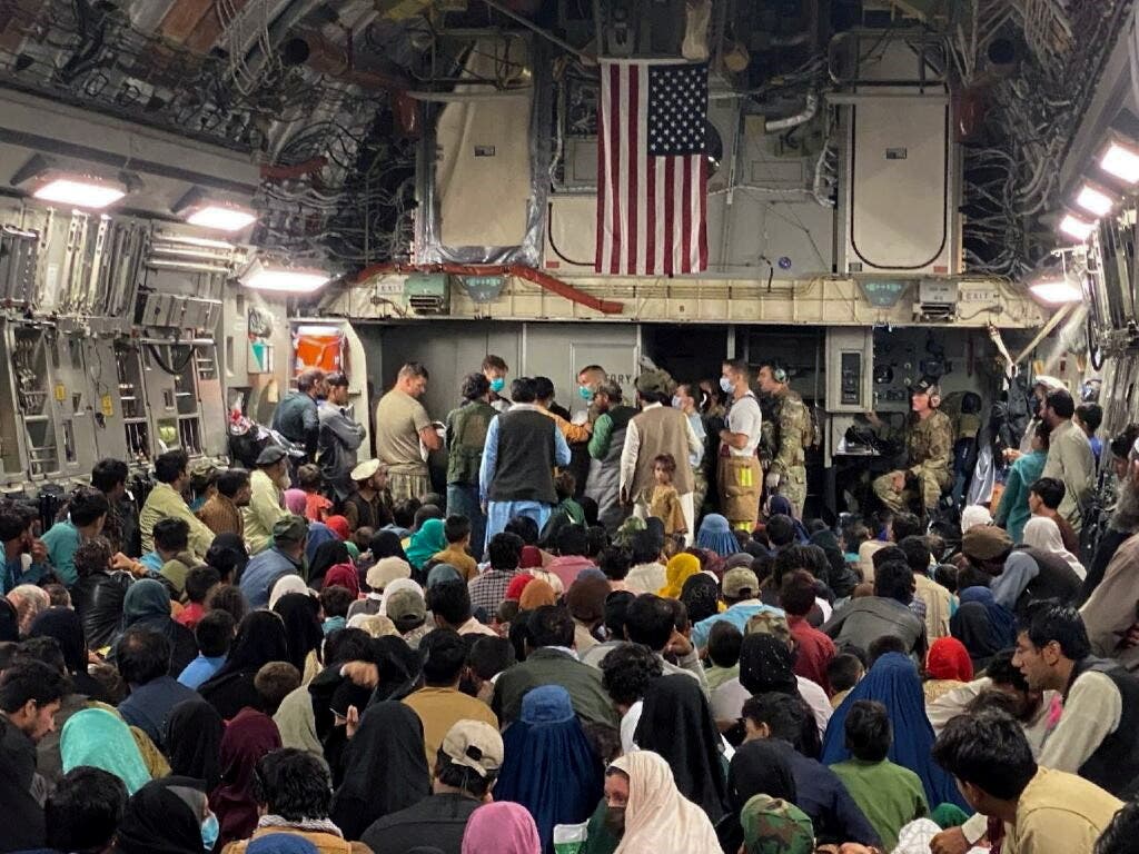 امریکی C17 جہاز میں سوار غیر ملکی اور افغان مہاجرین اپنی منزل کے جانب روانہ ہیں۔