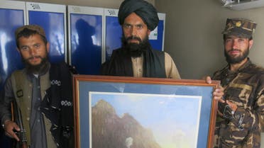 عناصر من طالبان في السفارة البريطانية في كابل