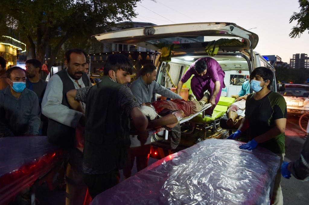کابل میں حامد کرزئی ائرپورٹ پر بم دھماکوں میں زخمی ہونے والے شخص کو ہسپتال منتقل کیا جارہا ہے۔