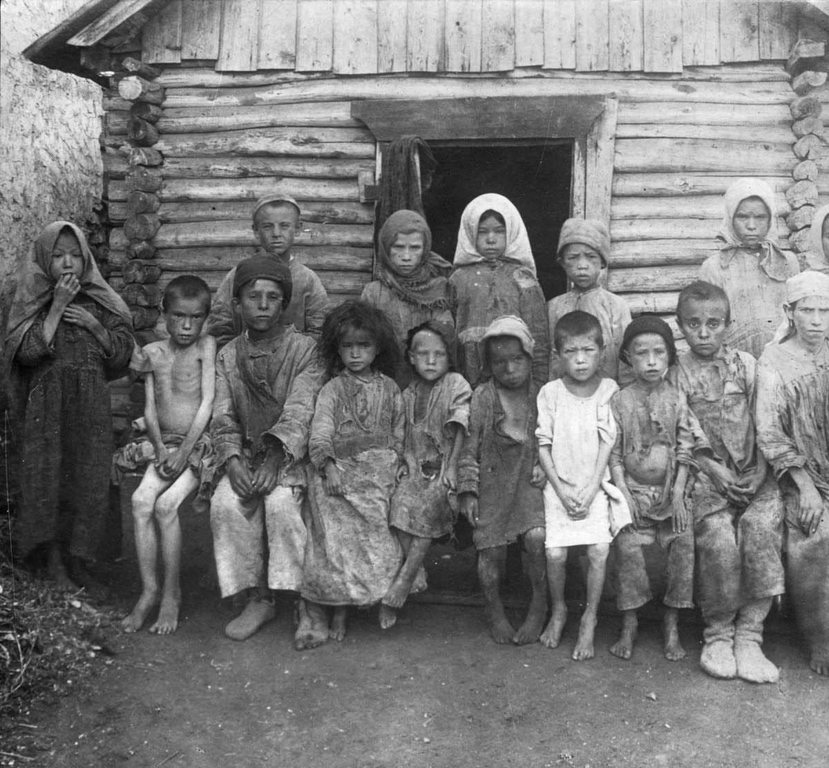 Photo of Russian children during the famine