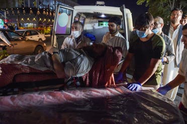 نقل المصابين في هجوم مطار كابل