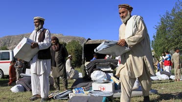 Afghan men receive aid from the International Federation of the Red Cross and Red Crescent Societies after an earthquake, in Behsud district of Jalalabad province, Afghanistan October 28, 2015. (File photo: Reuters)