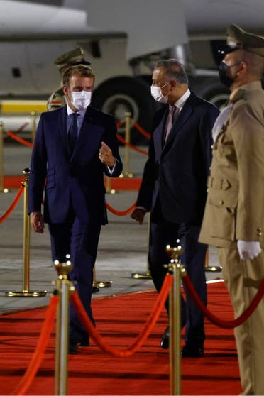 جانب من وصول الرئيس ماكرون إلى بغداد والكاظمي في استقباله 