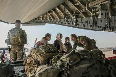 جنود بريطانيون خلال عملية الإجلاء من مطار كابل