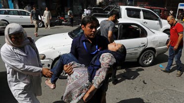 طفلة جريحة إثر التفجير بكابل يتم نقلها إلى المستشفى