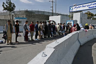 أفغان انتظروا قرب المطار السبت على أمل إجلائهم