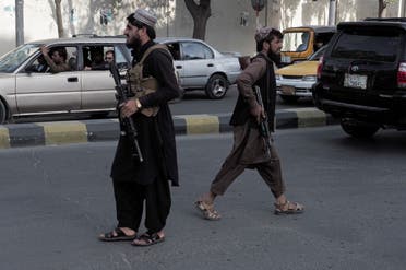 عنصران من طالبان في أحد شوارع كابل (أرشيفية من رويترز)