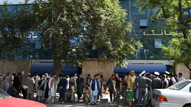 صف سپرده‌گذاران مقابل یک بانک در کابل