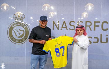 أنسيلمو مع رئيس النصر خلال الإعلان عن التعاقد
