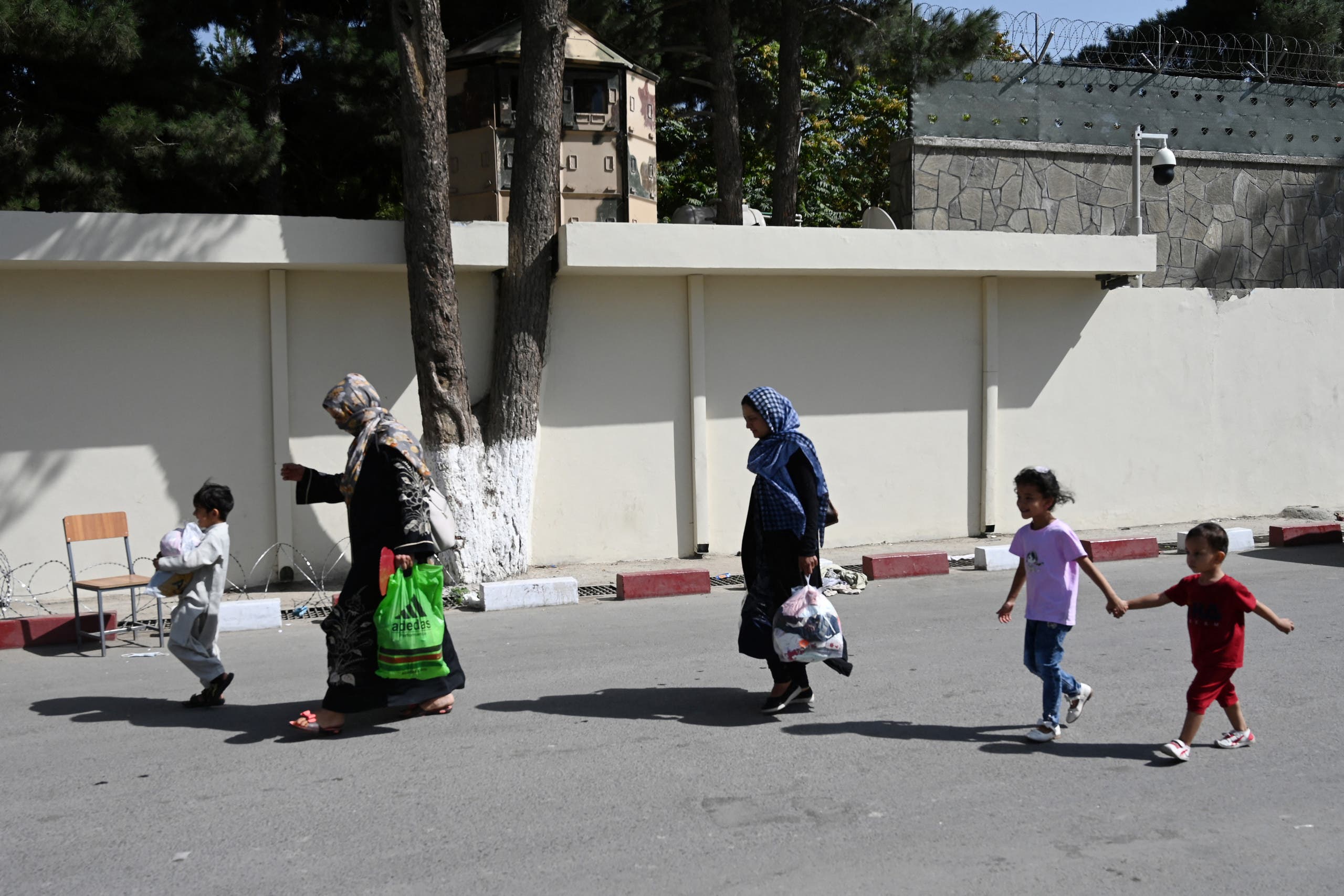 نساء وأطفال تجمعوا قرب مطار كابل في نهاية أغسطس الماضي على أمل إجلائهم