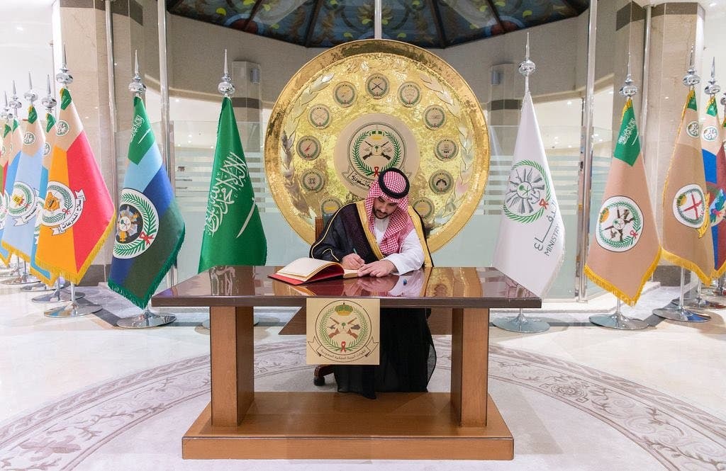 الأمير خالد بن سلمان في مقر قيادة القوات البرية