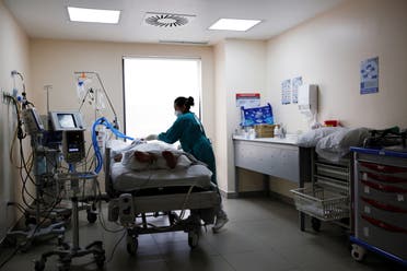 مصاب بكورونا في أحد مستشفيات الإكوادور حيث ينتشر المتحور مو