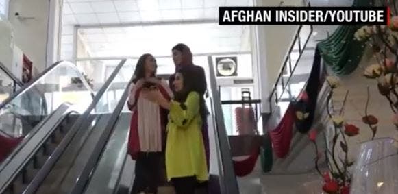 ودعت متابعيها.. مصرع "يوتيوبر" أفغانية في انفجار مطار كابل قبيل مغادرتها البلاد