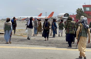 عناصر طلبان أثناء اقتحام المطار (رويترز)