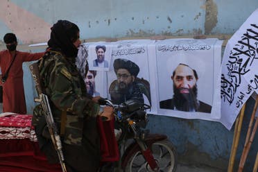 صورة لزعيم طالبان هبة الله آخوند زاده على حائط في كابل  (أرشيفية- رويترز)