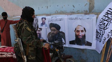 صورة لزعيم طالبان هبة الله آخوند زاده على حائط في كابل  (أرشيفية- رويترز)