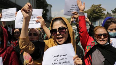 متظاهرات بالقرب من القصر الرئاسي في كابل (أسوشييتد برس)