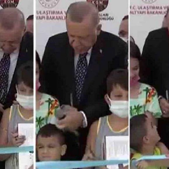 تركيا تشاهد فيديو لأردوغان وهو يضرب طفلا على رأسه