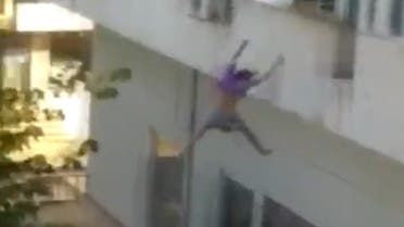 صورة من الفيديو للفتاة وهي تقفز من الطابق الثامن
