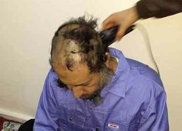 حلق رأس الساعدي القذافي في سجن بطرابلس بعد تسلمه من النيجر في 2014