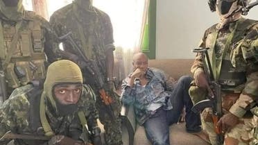 من الصور المتداولة بمواقع التواصل للرئيس كوندي محاطاً بالجنود