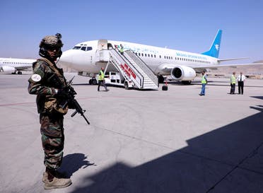 عنصر من طالبان في مطار كابل (رويترز)