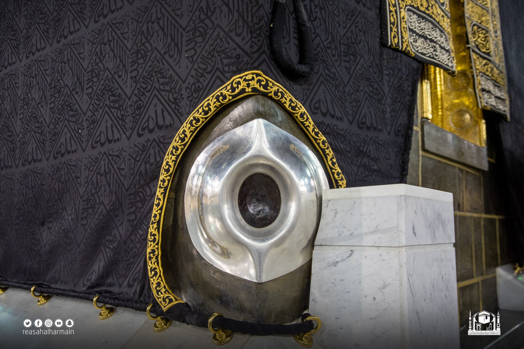 Деньги в мекке. Мекка Кааба священный камень. Мекка Кааба черный камень. Черный камень (Хаджар Аль-Асвад). Храм Кааба – Главная святыня мусульман..