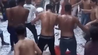 انتشار فيديو لشباب "عراة" يرقصون على لمبات مكسرة بأحد شوارع القاهرة