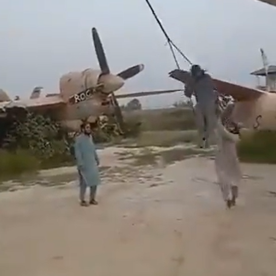 موجة سخرية.. شاهد عناصر طالبان يتأرجحون على جناح طائرة