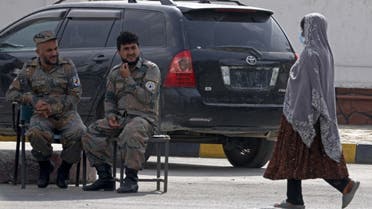 عناصر من الشرطة الأفغانية في محيط مطار كابل (فرانس برس)