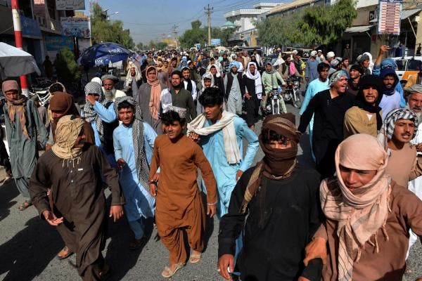 مظاهرة ضد «طالبان» بعد مطالبة السكان بإخلاء مجمع سكني لعائلات من الجيش وقوات الأمن في قندهار (رويترز)