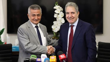 Lebanon’s outgoing Finance Minister Ghazi Wazni shakes hands with the newly appointed Finance Minister Youssef Khalil during a handover ceremony in Beirut, Lebanon September 14, 2021. (Reuters/Mohamed Azakir)