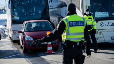 Officers of the Federal Police control bus passengers and car drivers at the German-Czech border near Breitenau, eastern Germany, on February 14, 2021. (File photo: AFP)