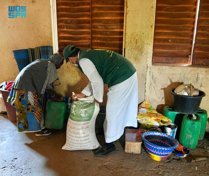 Saudi Arabia’s KSrelief launched a project to distribute food aid in Mali. (SPA)