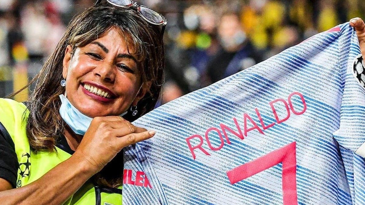 Cristiano Ronaldo makes steward's year by gifting shirt after hitting her  with ball during warm-up to Manchester United's Champions League defeat to  Young Boys